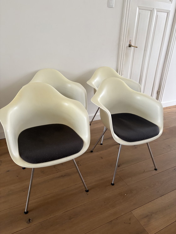 Image 1 of 4 x Vitra Eames Dax Stuhl