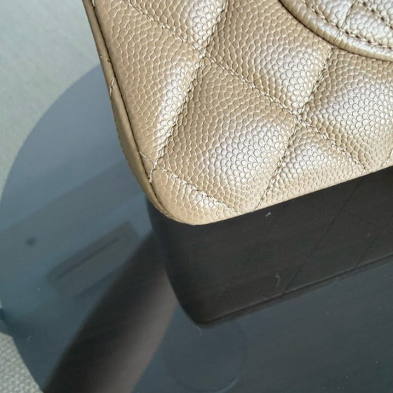 Image 1 of Borsa Chanel Classic Flap Small - Caviar 23CM trapuntata beige scuro, finiture dorate, microchip