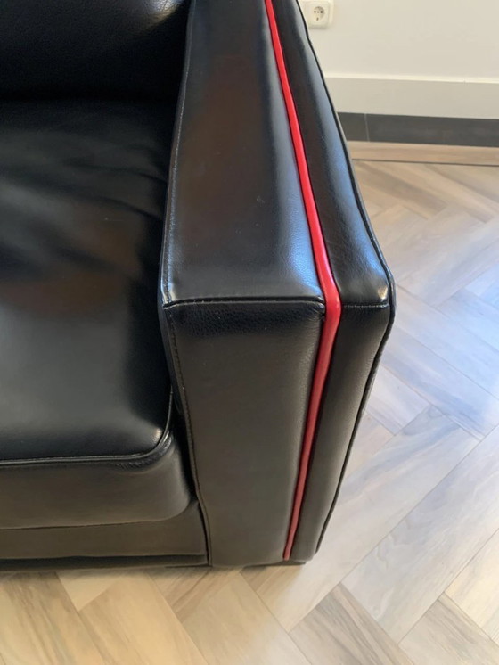 Image 1 of Lussuosa poltrona in pelle nera con bordino rosso