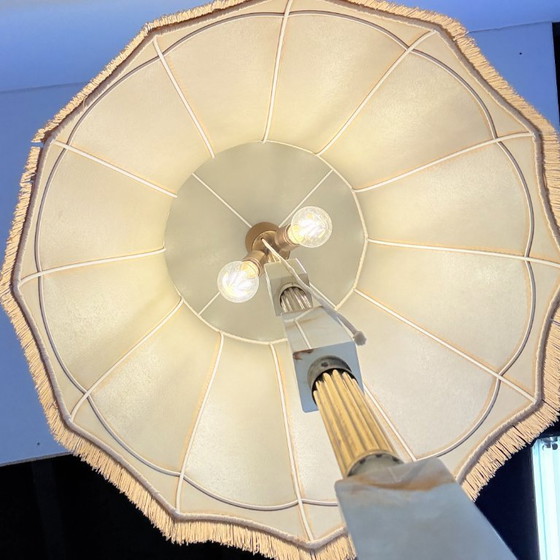 Image 1 of Lampadaire vintage avec structure en laiton et socle en onyx