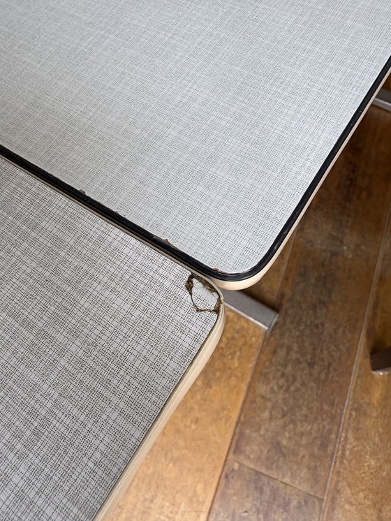 Image 1 of Table de cuisine en formica 1979