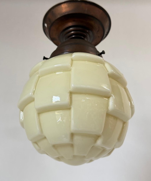 Lámpara colgante Art Déco antigua Thabur 'Alcachofa' color crema con aplique de cobre.