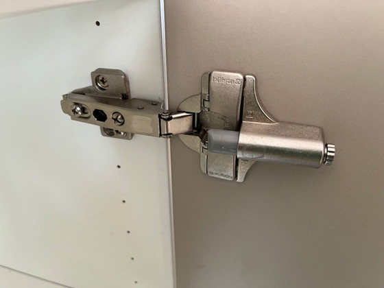 Image 1 of Hulstä Now Vitrine / Highboard – weiß & beige – mit Beleuchtung