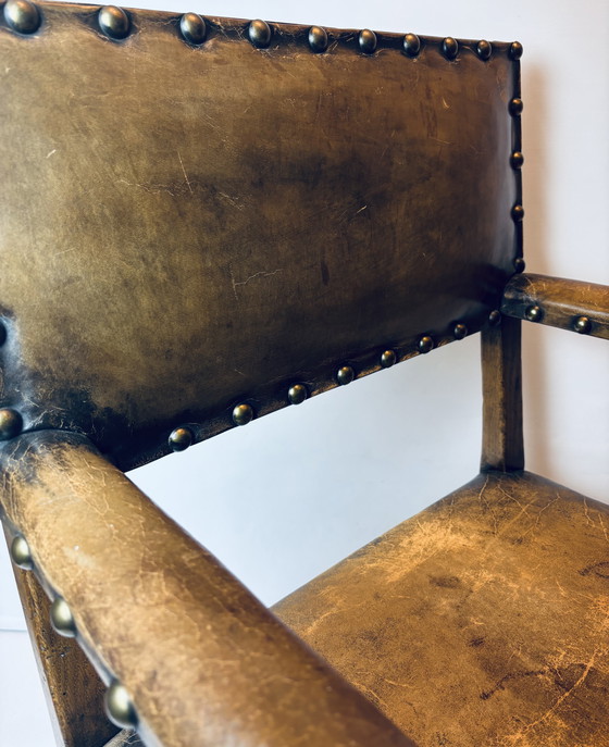 Image 1 of 🪑 Vintage eikenhouten armstoel met origineel leren bekleding (1920–1950)