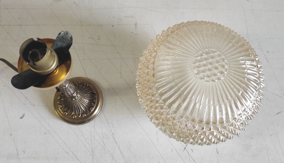 Image 1 of Tafellamp van verguld messing en amberkleurig glas - midden 20e eeuw