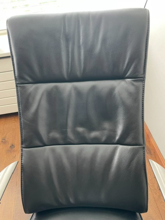 Image 1 of zwart lederen relaxstoel met RVS voet en leuning