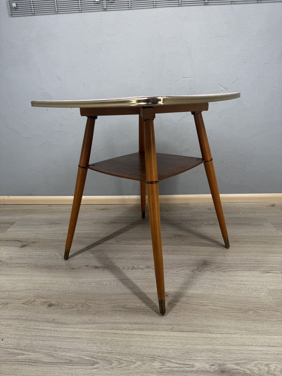 Image 1 of Table d'appoint pivotante vintage – Plateau en formica aspect marbre rose – Style années 50