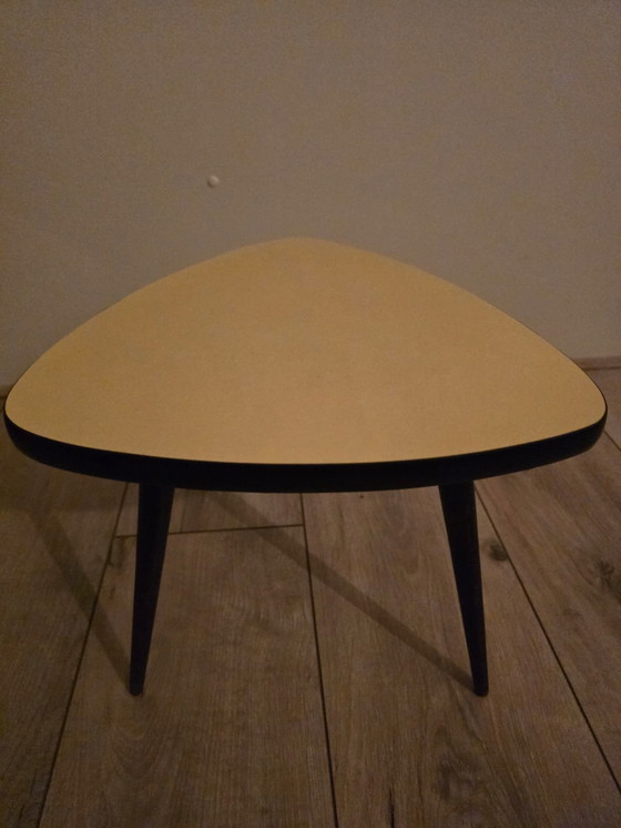 Image 1 of Magnifique table d'appoint triangulaire rétro vintage ocre à bordure noire