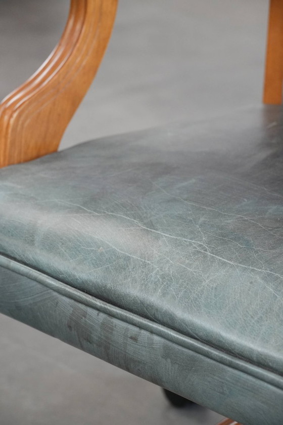 Image 1 of Sedia da ufficio Chesterfield in stile inglese classico con ruote in pelle di mucca azzurra e legno
