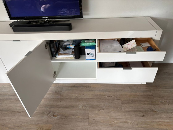 Image 1 of Buffet Pastoe S128, laque blanc neige, bandes/poignées en aluminium