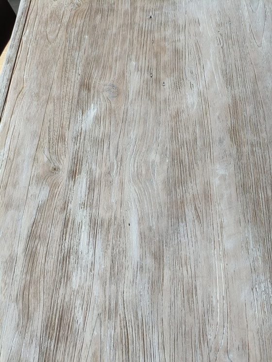 Image 1 of Eettafel van massief hout.