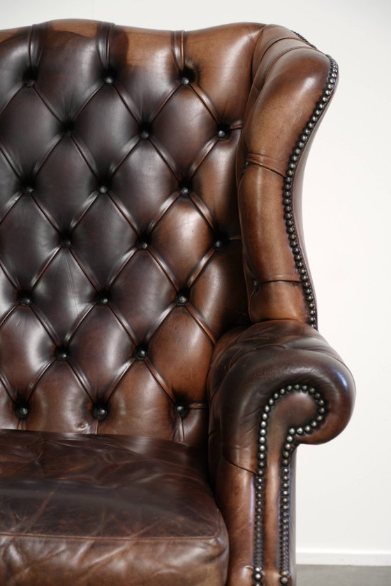 Charaktervoller alter englischer Chesterfield Ohrensessel aus Rindsleder mit schöner Patina und Details (photo 9 of 13)