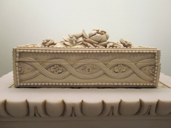 Image 1 of Imperio ivory-colored box with flowers