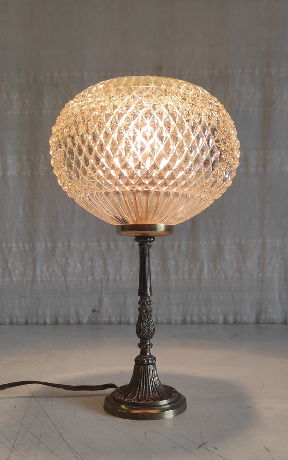 Image 1 of Tafellamp van verguld messing en amberkleurig glas - midden 20e eeuw