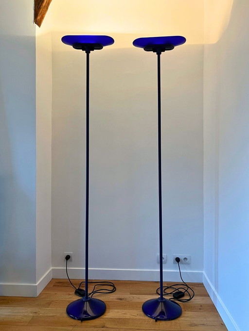 Seltenes Paar Arteluce „Jill“ Stehlampen aus blauem Muranoglas – Italienisches Design aus den 1970er Jahren