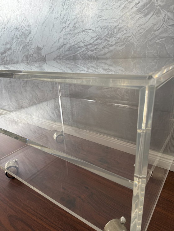 Image 1 of 1 Table d'appoint à roulettes en plexiglas acrylique