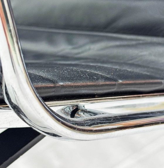 Image 1 of Vitra Aluminiumstuhl EA117 Schwarzes Leder