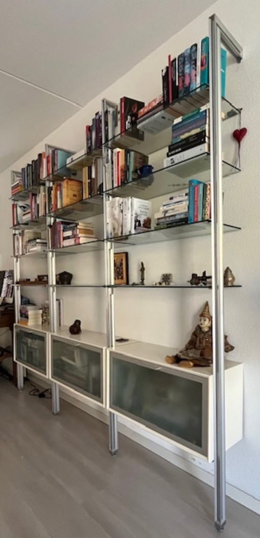 Design wandkast – Kasten Studio Duiven – glas/aluminium met onderkasten