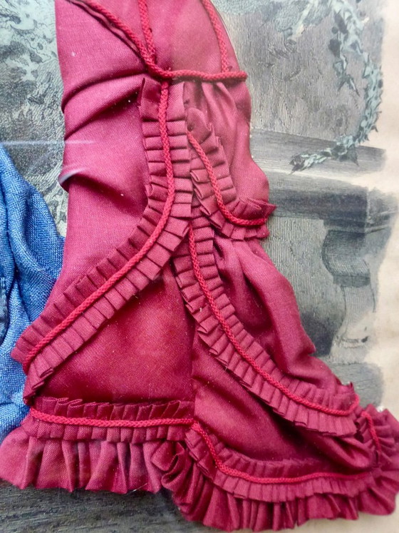 Splendida stampa di moda antica (circa 1880) con vero tessuto, incorniciata. – Litografie e stampe, Glass (photo 4 of 11)