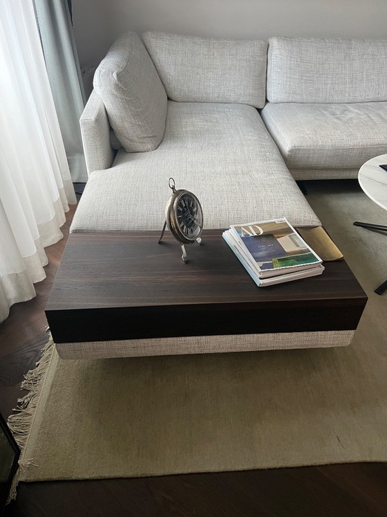 Poliform "Mondrian" L-vormige bank, Massaud, Berlino Bianco stof, geïntegreerde Spessart eikenhouten tafel – (photo 4 of 5)
