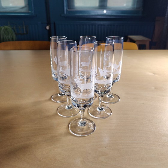 Image 1 of Elegantes Set aus 6 Kristallsektgläsern, fein graviert mit einer Jagdszene
