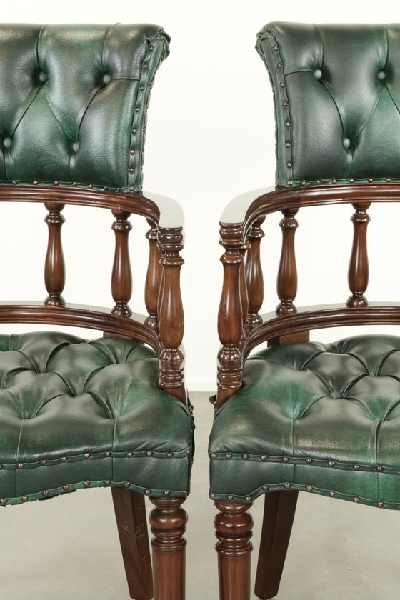 Image 1 of 2 sillas de escritorio/auxiliares Chesterfield de piel de vaca verde flameada al estilo inglés.