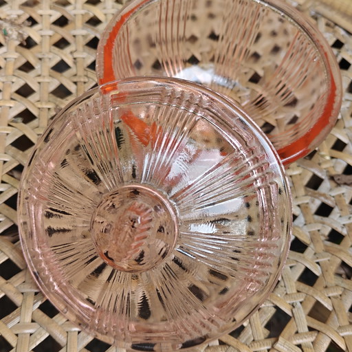 Bombonera vintage Art Déco de cristal prensado rosaline con tapa.