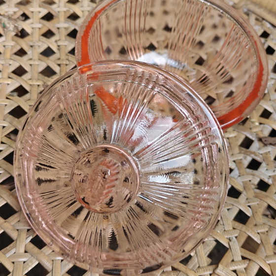 Image 1 of Bonbonnière vintage Art Déco en verre pressé rosaline avec couvercle