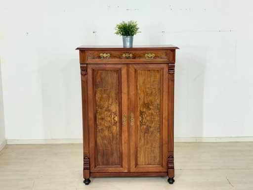 Beautiful antique Gründerzeit (late 19th-century) vertiko chest of drawers circa 1900 – elegant walnut veneer & brass fittings