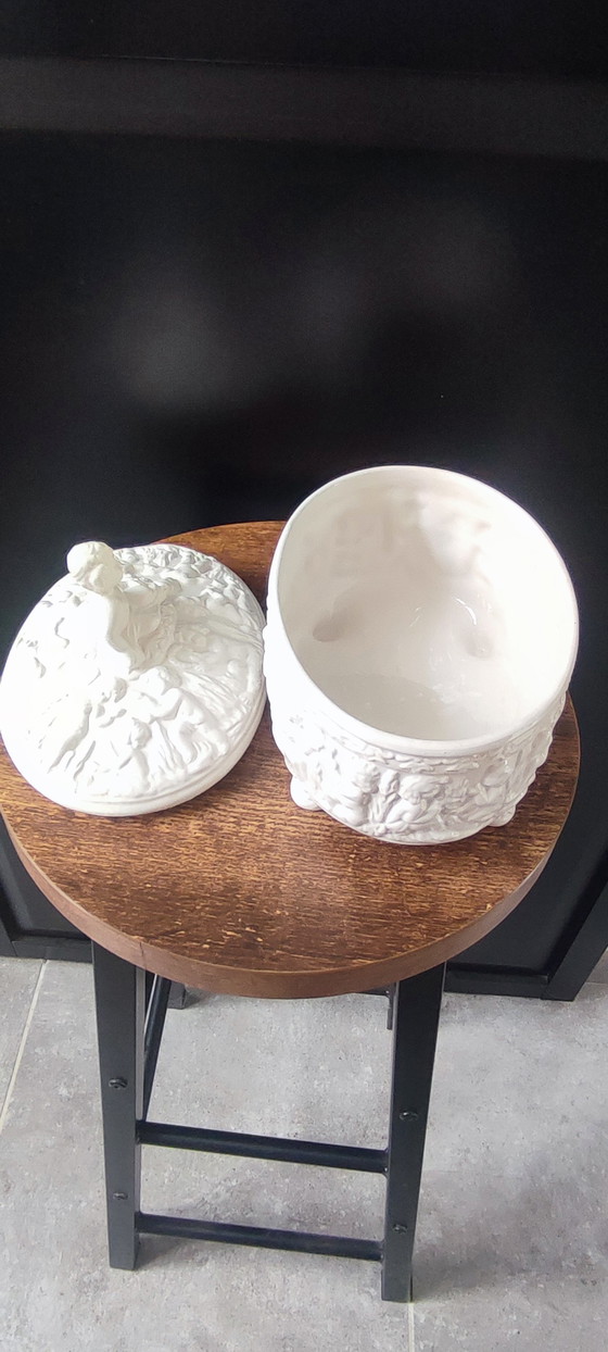 Image 1 of Bonbonnière Bassano , majolique italienne blanche