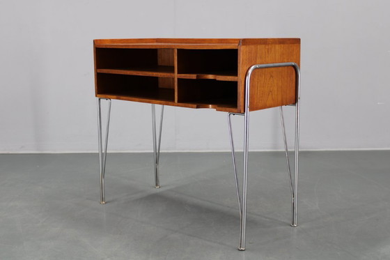 Image 1 of 1960er Jahre Dänischer Teak Regalschrank mit verchromten Beinen