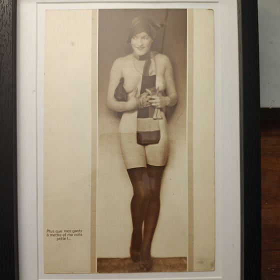 Image 1 of Authentique page de magazine français des années 1920 encadrée – Illustration Art Déco Pin-up