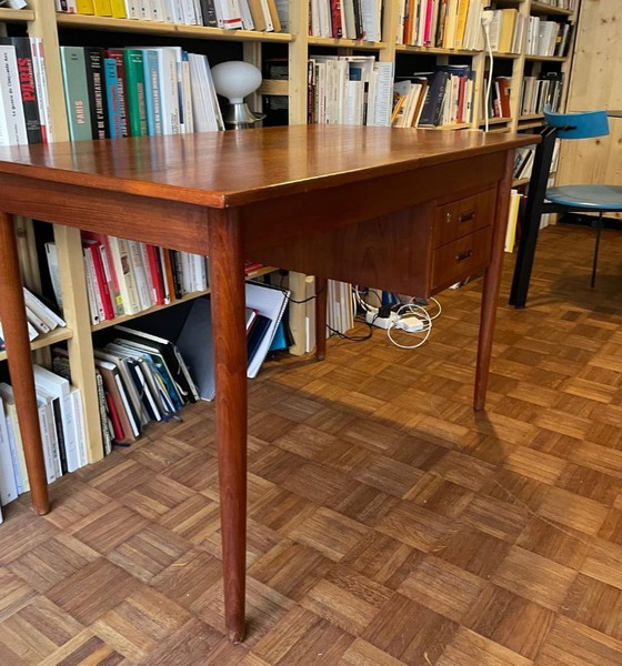 Image 1 of Scrivania di design danese in legno di teak, anni '60, due cassetti