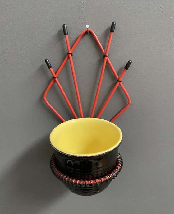Image 1 of Portavaso da parete rosso + vaso in ceramica anni '60
