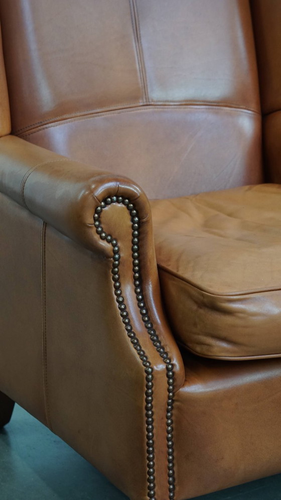 Image 1 of Poltrona a orecchie in pelle di manzo rifinita con rivetti decorativi