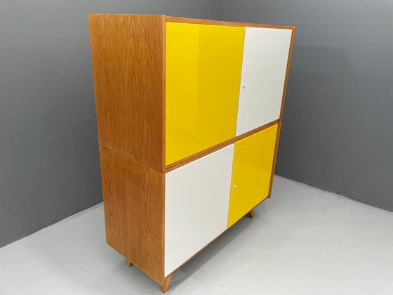 Image 1 of Armoire U-450 en placage de chêne, variante jaune et blanche, Jiří Jiroutek pour Interiér Praha, années 1960