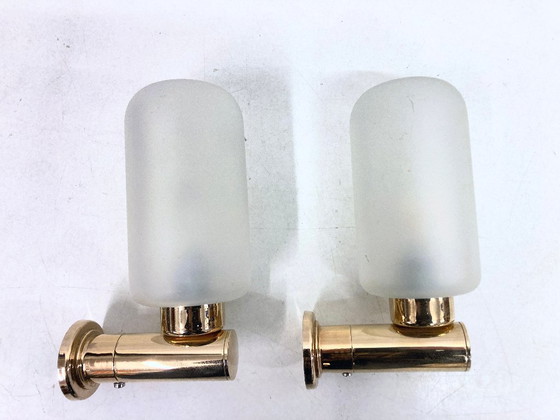 Image 1 of Dos apliques de pared de Keuco, fabricados en metal chapado en oro y cristal.