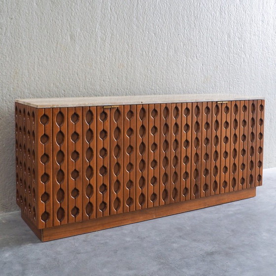 Credenza brutalista contemporanea in legno intagliato con piano in travertino – Credenze, Wood, Brass (photo 3 of 16)
