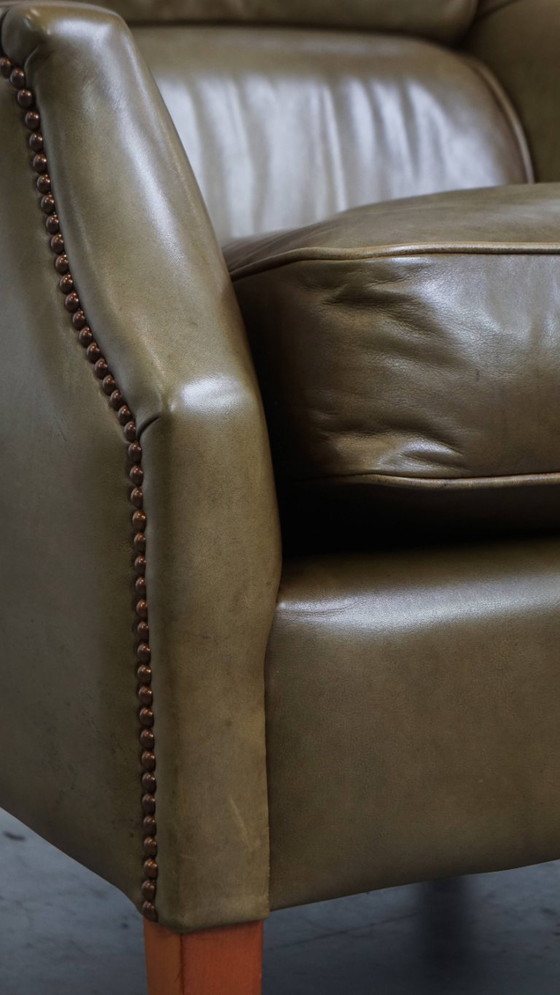 Image 1 of Poltrona in pelle di mucca verde oliva rifinita con chiodi decorativi