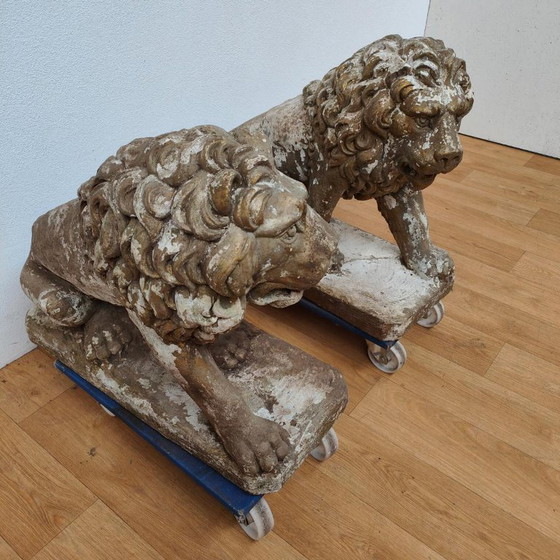 Image 1 of Set di 2 grandi statue da giardino raffiguranti un leone, ornamento da giardino in cemento.