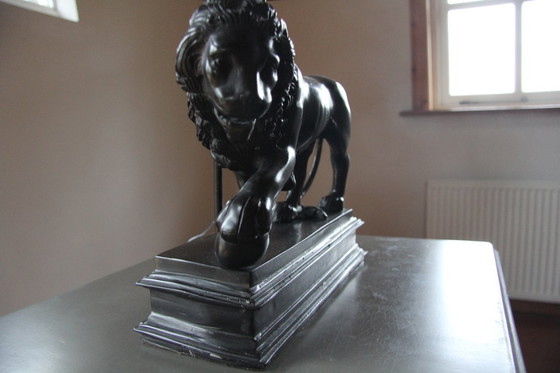 Image 1 of 2 bijzondere vintage tinkleurige tafellampen met leeuwen voet 