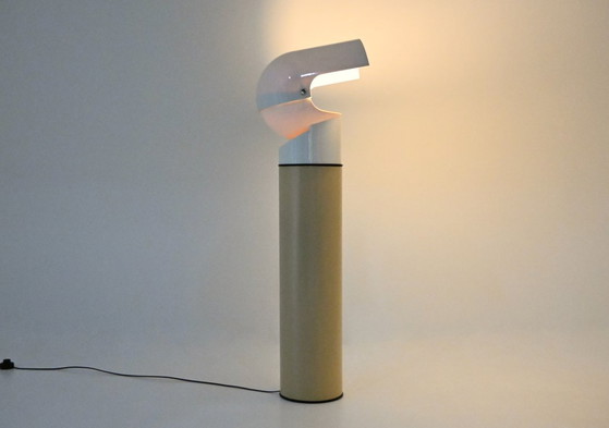 Lampadaire Mezzo Pileo par Gae Aulenti pour Artemide, 1970s – Metal, Plastic (photo 6 of 16)