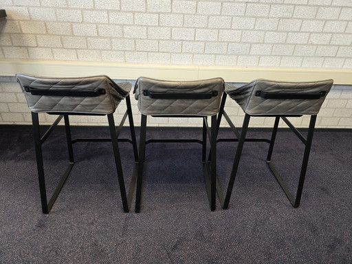 3 elegantes taburetes de bar para cocina de Piet Boon con base negra antracita.