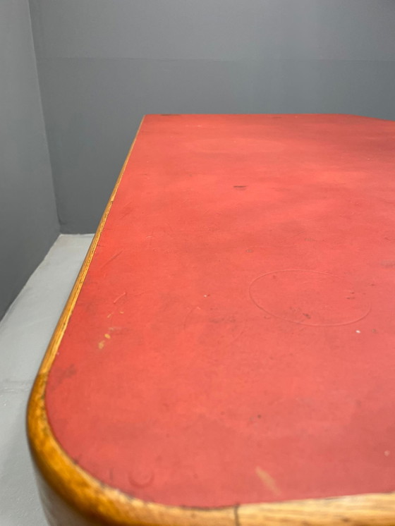 Image 1 of Bureau Bauhaus en noyer avec plateau rouge - Vintage Mid Century Design