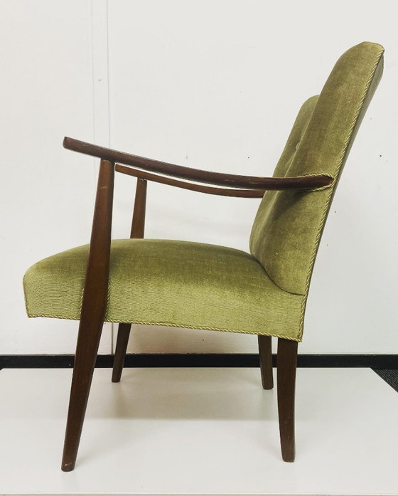 Image 1 of Deense vintage fauteuil – groen fluweel met houten armleuningen