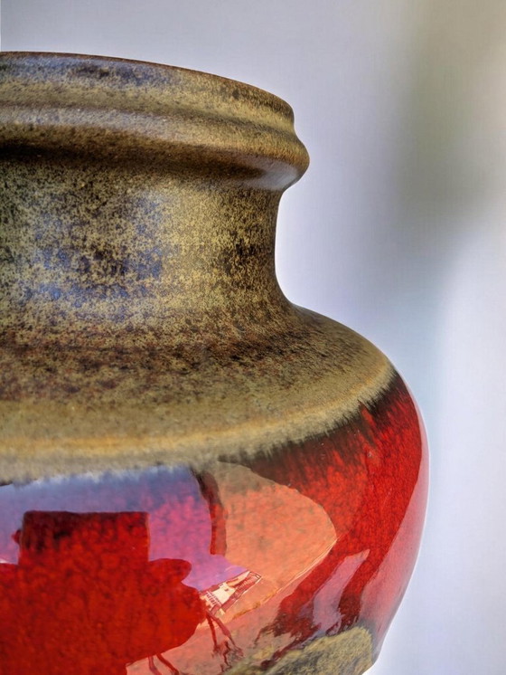 Image 1 of Ruscha modello 851-20 - Vaso d'epoca, ceramica della metà del secolo scorso in marrone-nero con smalto rosso a correre