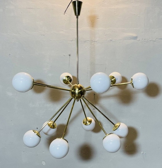 Sputnik Messing Pendelleuchte, 1960er Jahre, Kronleuchter, Glas, Weiß, Mid Century Modern (Foto 2 von 6)