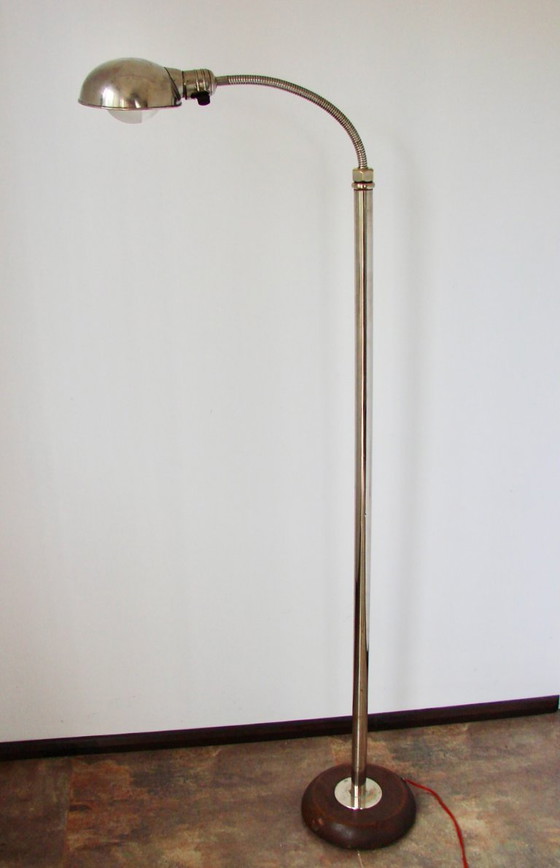 Image 1 of Una elegante lámpara de pie de la época Art Déco, fabricada en la década de 1930.