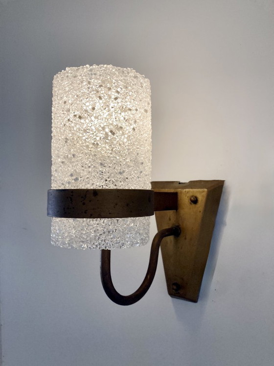 Image 1 of Drei Wandleuchten aus vergoldetem Metall und Plexiglas mit Eis-Effekt, 1960er-70er Jahre