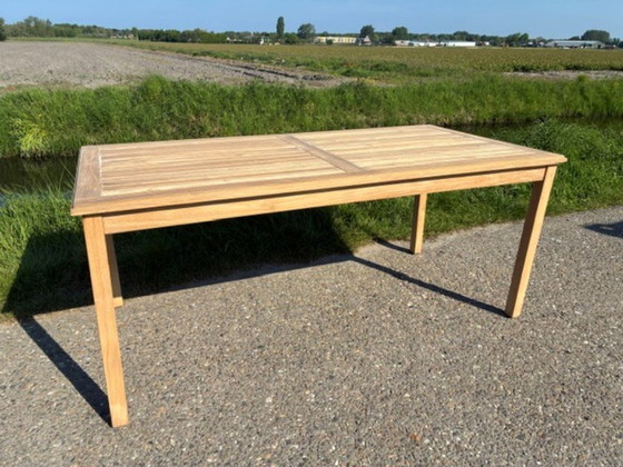 Image 1 of Prachtige massief teakhouten tuintafel als NIEUW